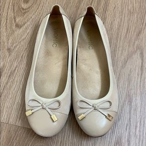 Vionic Size 7 Nude Flats